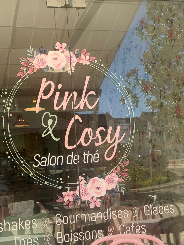 Le véritable logo fleuri Pink & Cosy sur la vitrine du salon