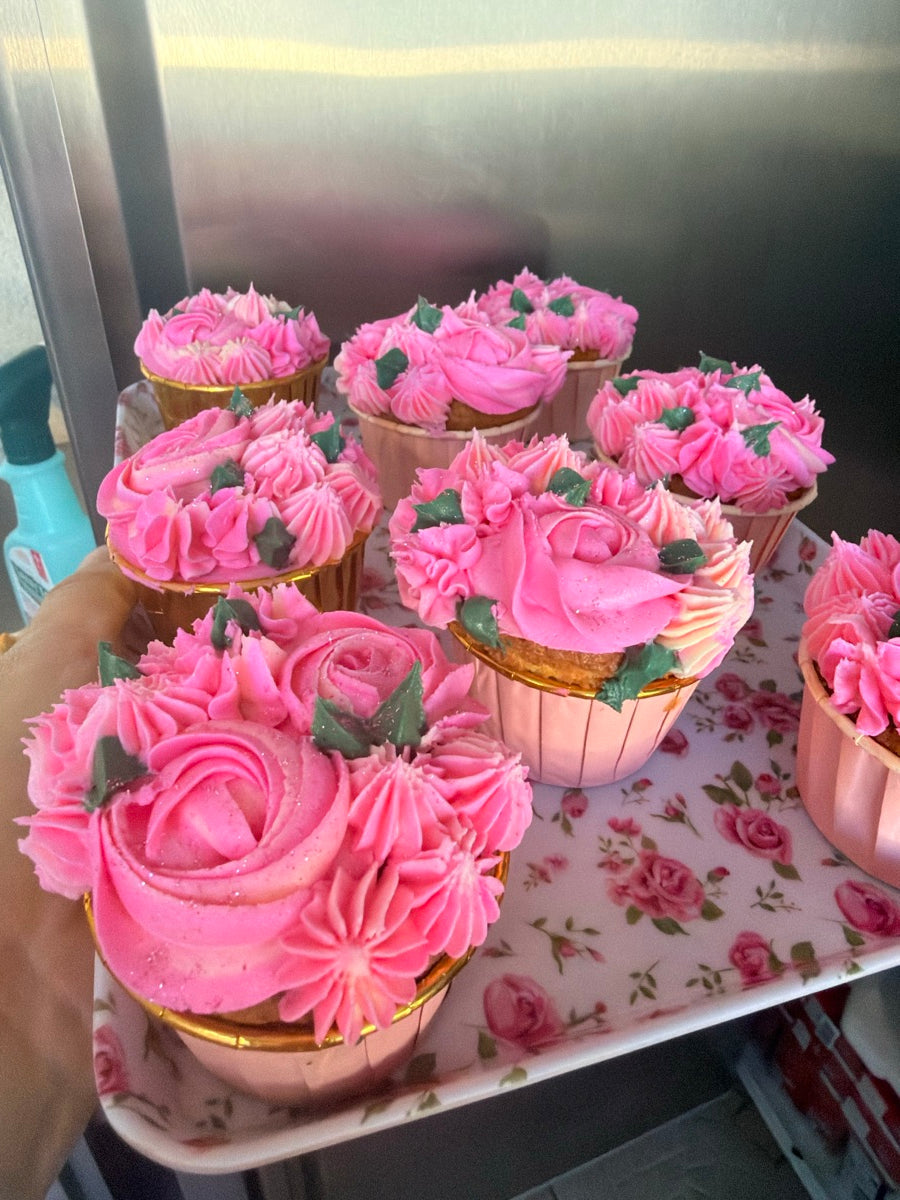 Des roses pochées, de petites étoiles de crème et des feuilles vertes : des cupcakes qui prennent des airs de bouquet.