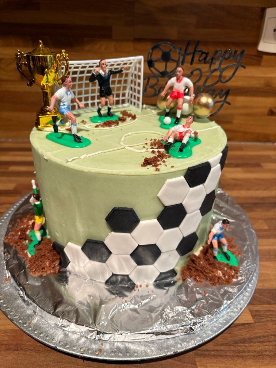 Un terrain de football sur le dessus, un ballon sur le côté, des joueurs et une petite coupe : le match peut commencer.