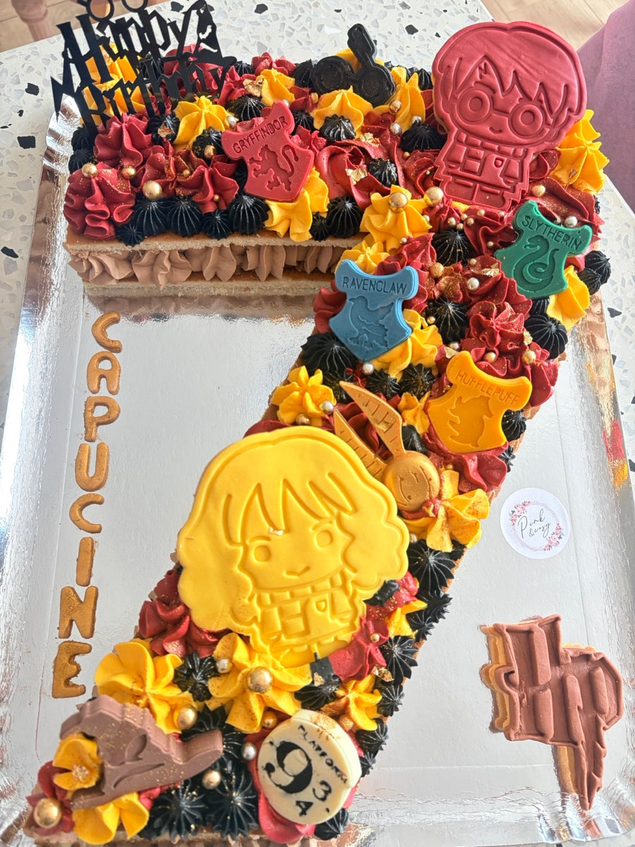 Un chiffre 7 aux couleurs rouge et or, avec des décors inspirés de Harry Potter et une multitude de petits détails magiques.